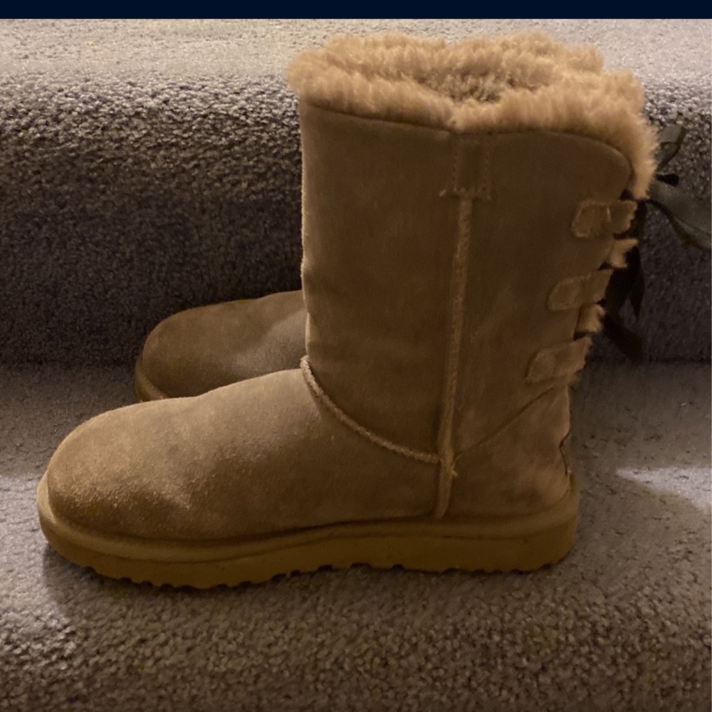 Grey uggs . 7 in womens.